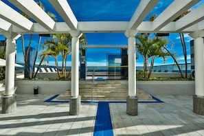 Outdoor pool, sun loungers - Metropolitan Hotel by Atlantica (Brasília)