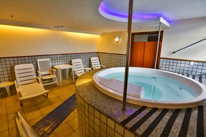 Indoor spa tub