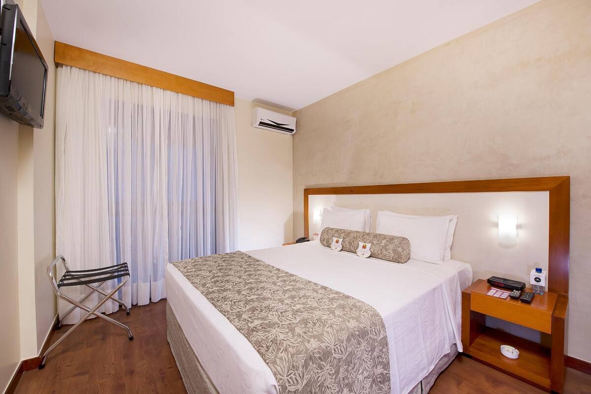 In-room safe, desk, blackout drapes, cribs (free)
