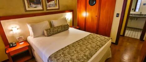 Coffre-fort, bureau, rideaux dâobscurcissement, lit de bĂ©bĂ© (gratuit)