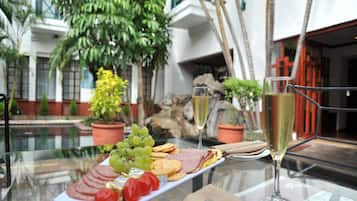 Daily buffet breakfast (ZAR 140 per person)