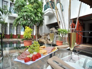 Daily buffet breakfast (ZAR 140 per person)