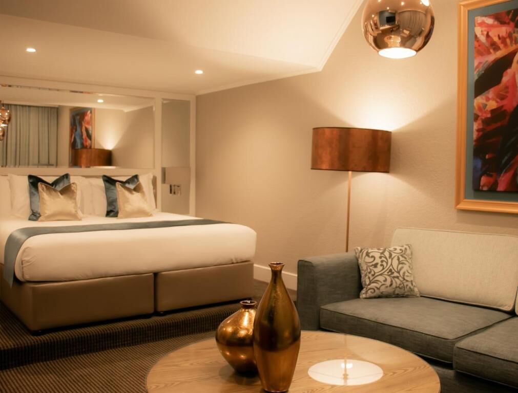 Caja de seguridad en la habitación y escritorio 