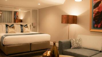 Caja de seguridad en la habitación y escritorio