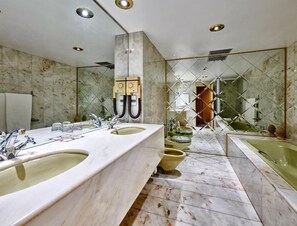 Presidential Suite | Bathroom | Separate bathtub and shower, free toiletries, hair dryer, towels