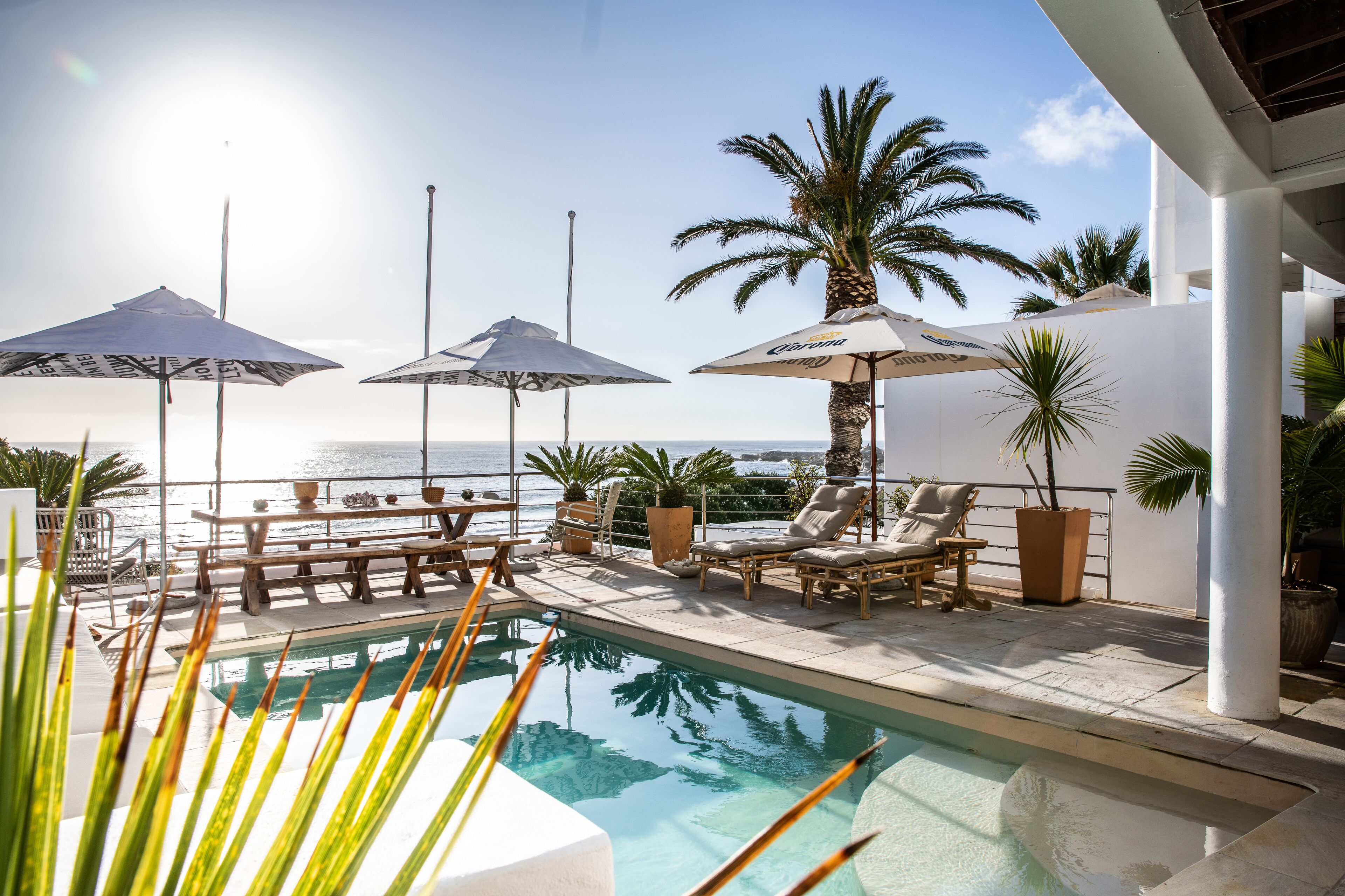 室外游泳池，池畔遮阳伞，日光浴躺椅