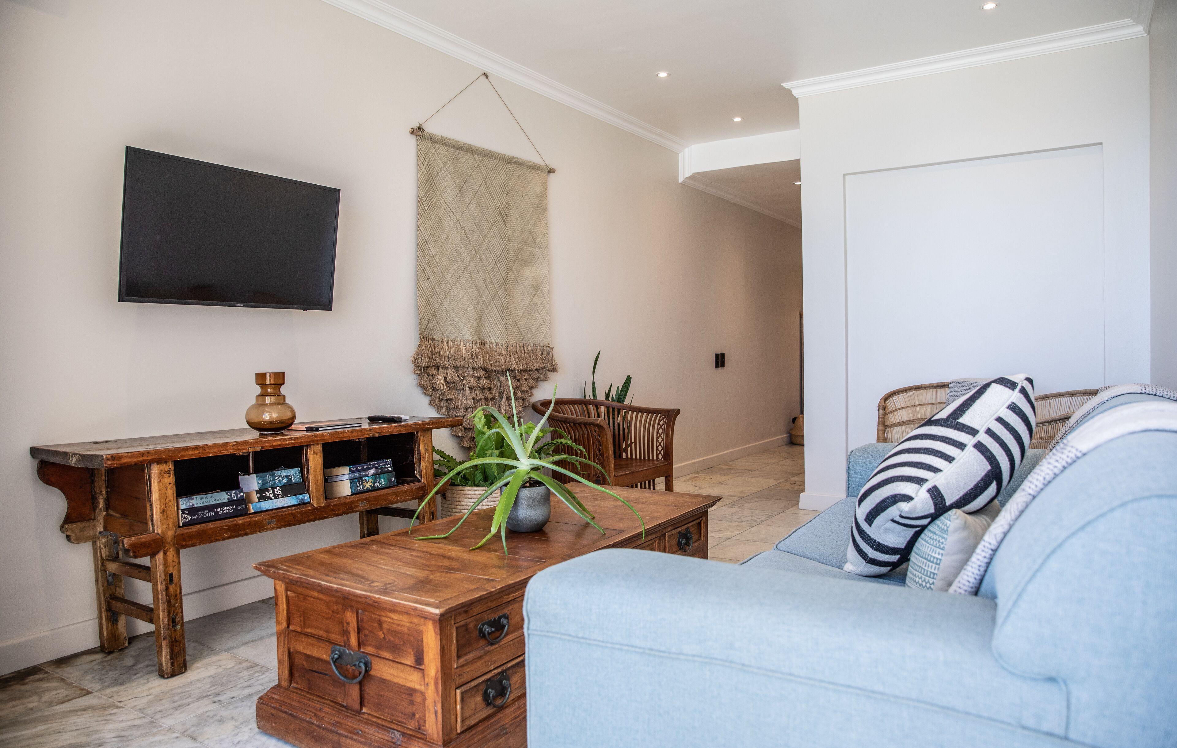 Classic-Zimmer, Balkon, Meerblick | Wohnbereich | 32-Zoll-Flachbildfernseher mit Satellitenempfang, Fernseher
