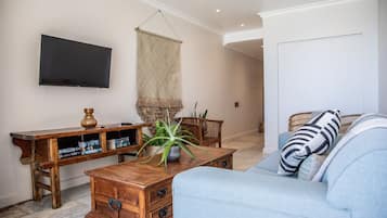 Classic-Zimmer, Balkon, Meerblick | Wohnbereich | 32-Zoll-Flachbildfernseher mit Satellitenempfang, Fernseher