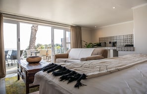 Chambre classique, balcon, vue sur l’océan | Aire de séjour | Téléviseur à écran plat de 32 po avec télévision par satellite