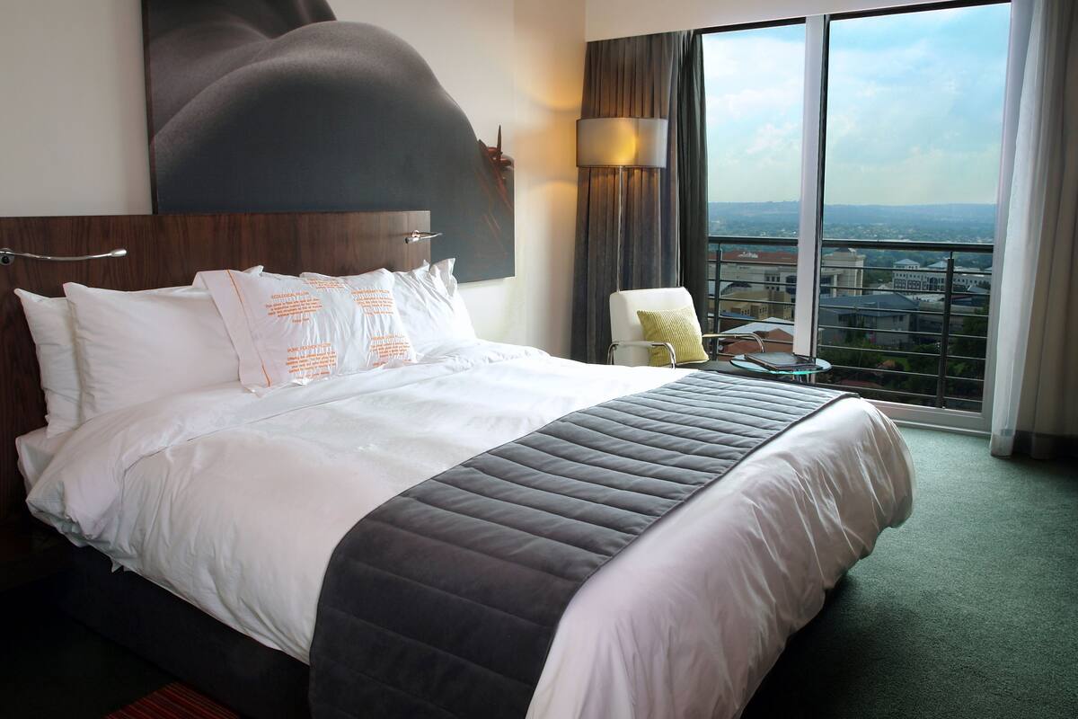 1 bedroom, premium bedding, minibar, in-room safe