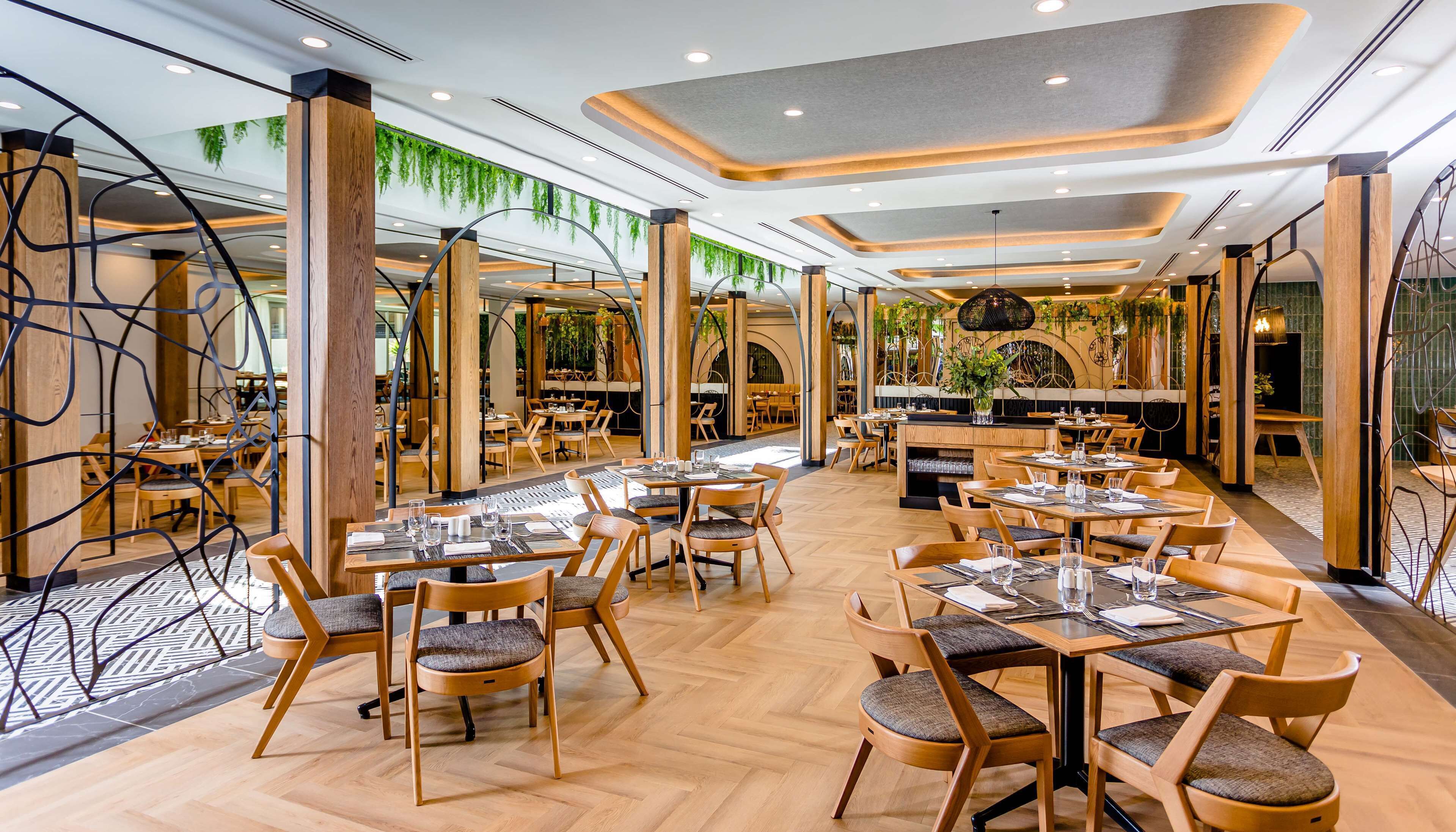 2 restaurants, breakfast served