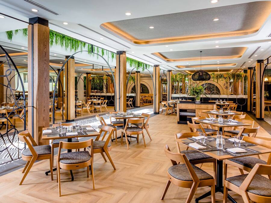 2 restaurantes, se sirve desayuno