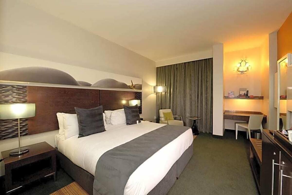 Ropa de cama de alta calidad, minibar, caja fuerte y escritorio