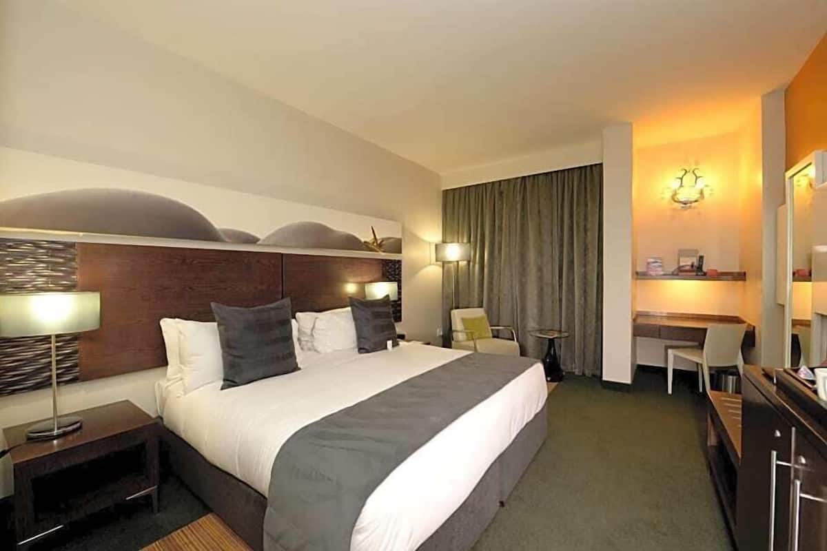 Roupas de cama premium, frigobar, cofres nos quartos, escrivaninha
