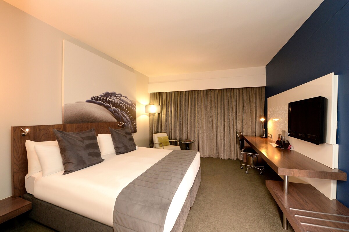 Luxe beddengoed, een minibar, een kluis op de kamer, een bureau