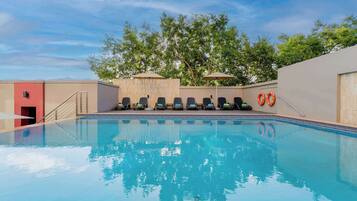 室外游泳池,日光浴躺椅