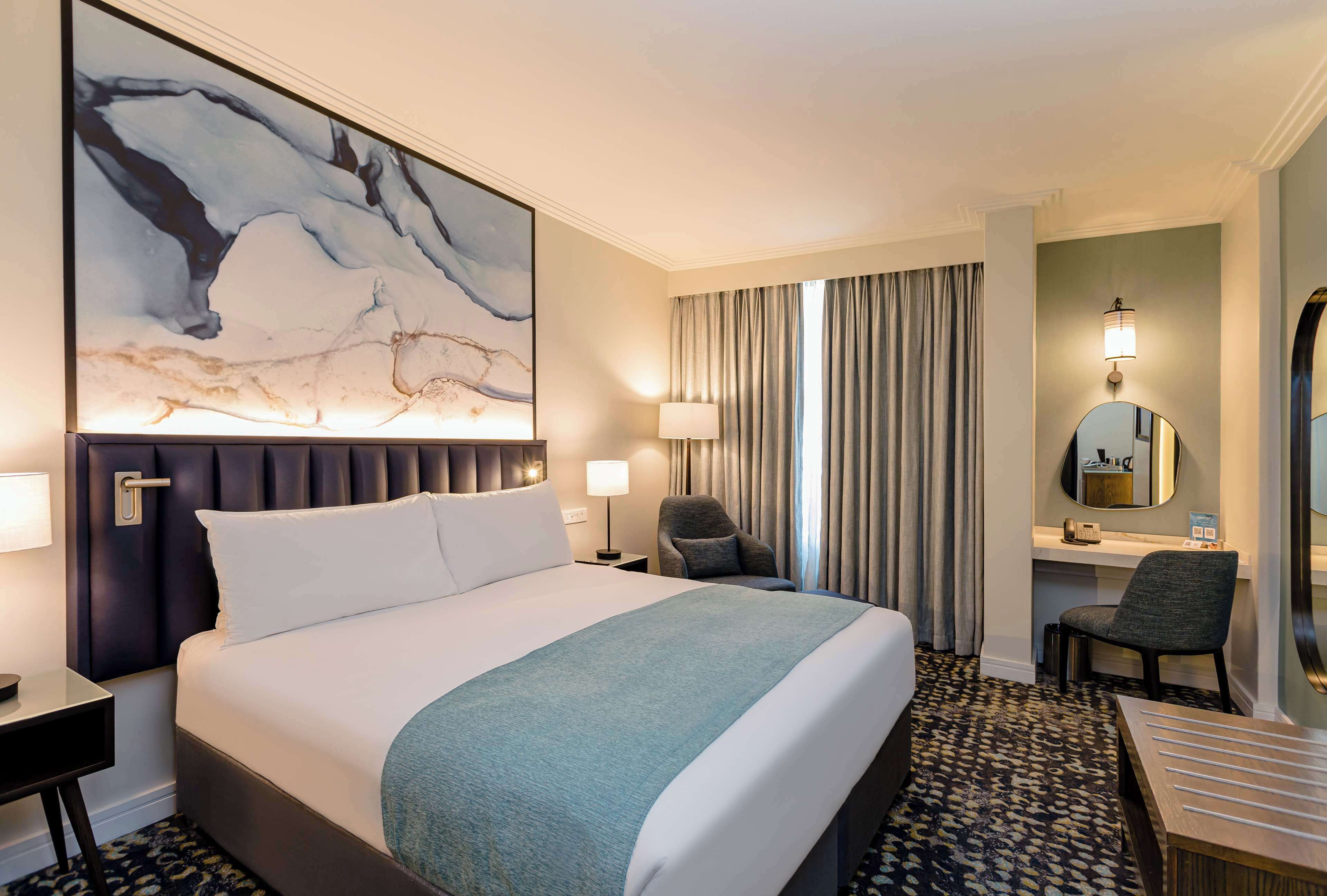 Hochwertige Bettwaren, Minibar, Zimmersafe, Schreibtisch