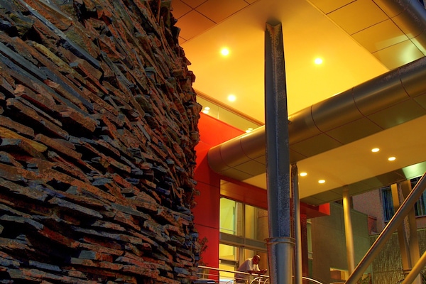 Fachada da propriedade à noite