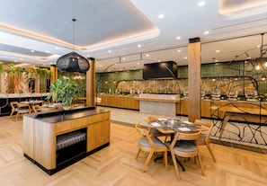 2 restaurants, breakfast served