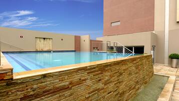 Hồ bơi ngoài trời, ghế dài tắm nắng