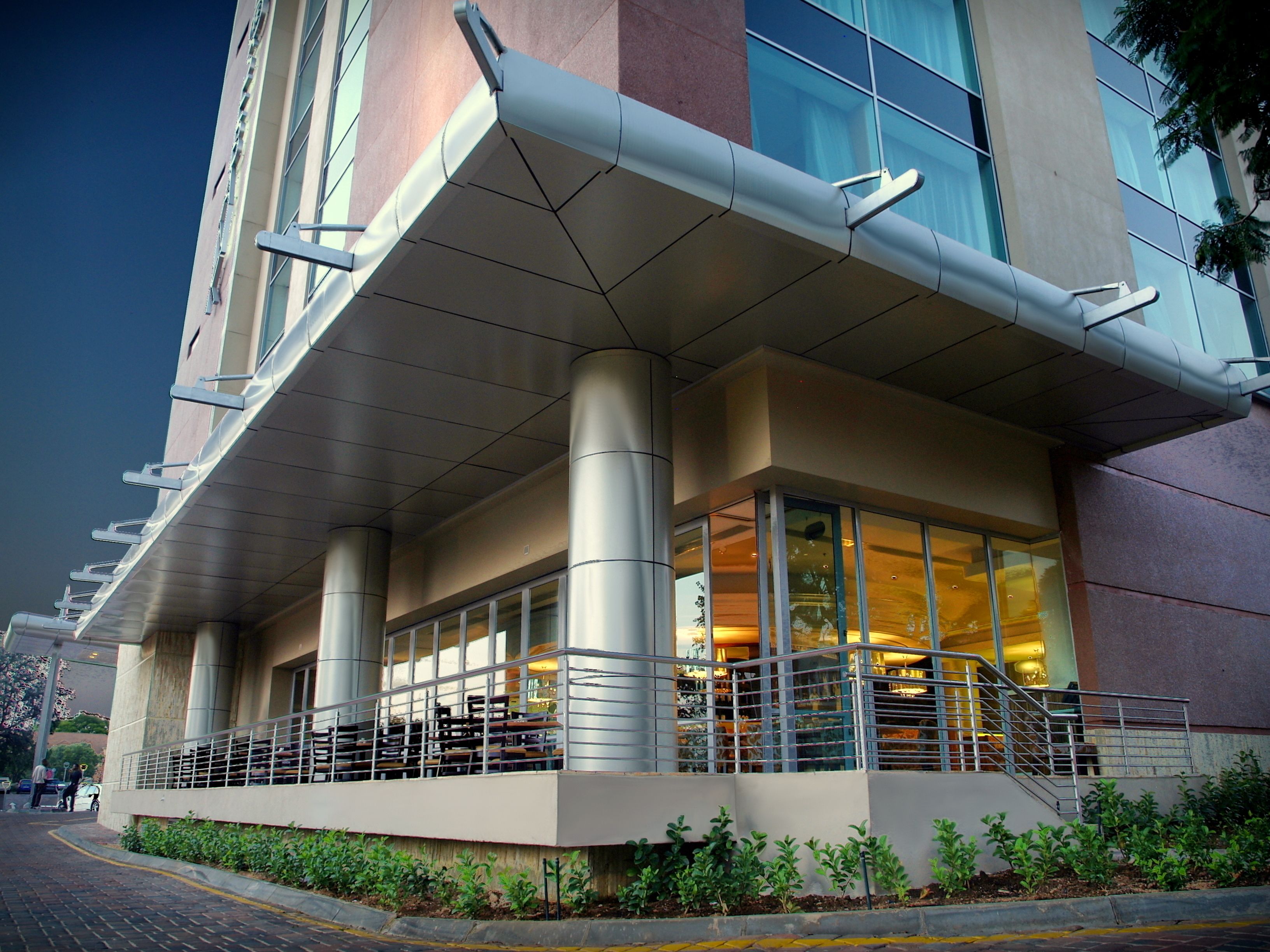 2 restaurants, breakfast served