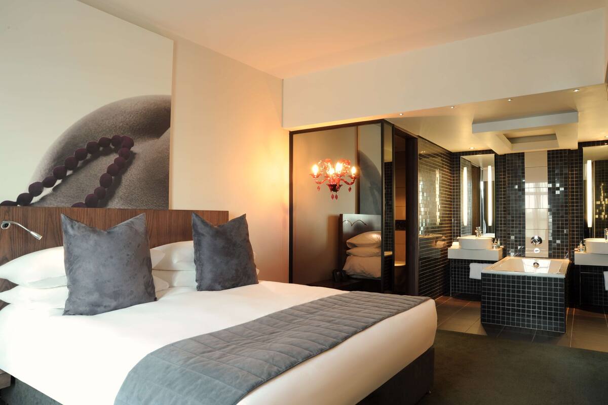 Suite | Premium bedding, minibar, in-room safe, desk
