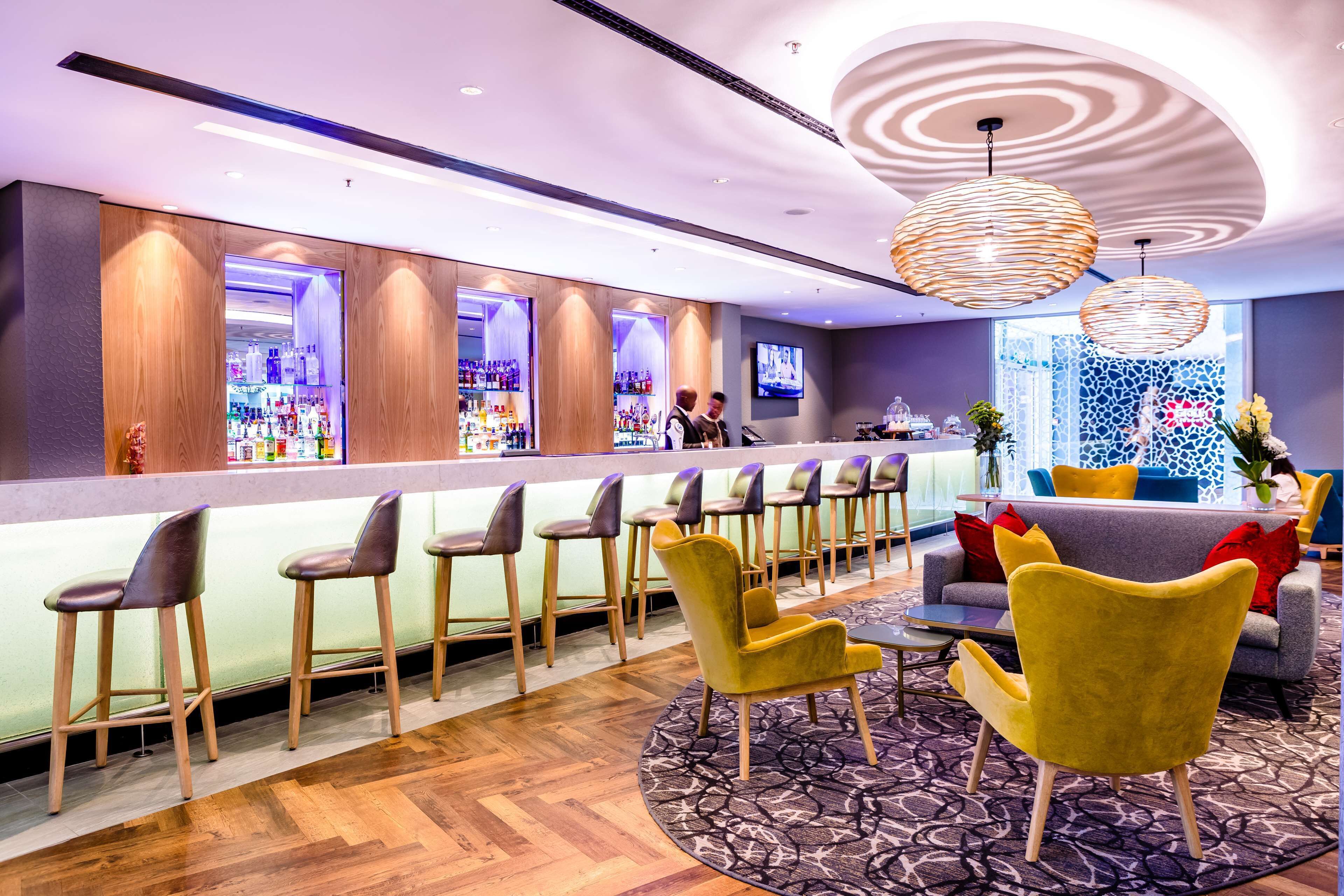 Bar (trong khuôn viên)