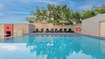 Outdoor pool, pool loungers