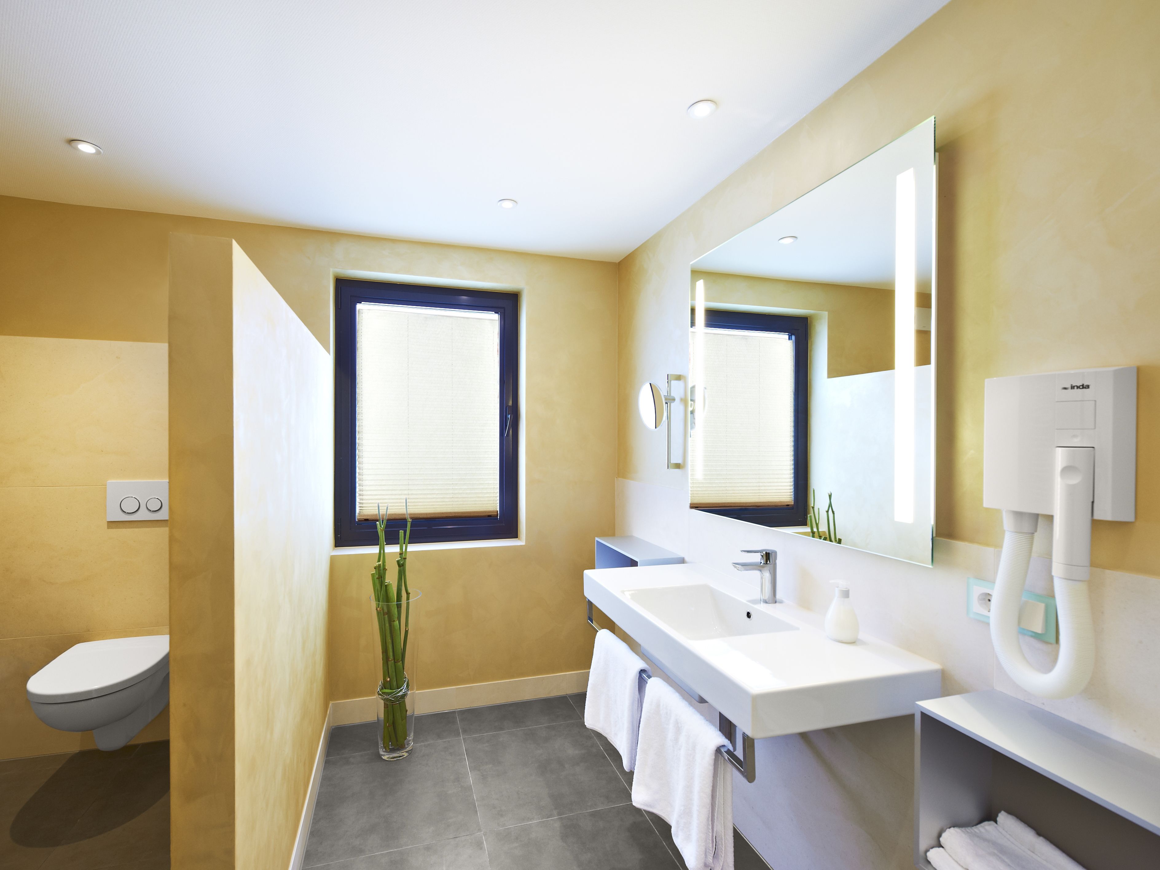 junior suite (deluxe) | bathroom | shower, free toiletries, hair dryer, towels