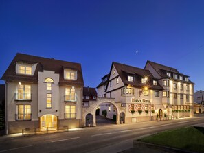 Voorkant accommodatie - avond/nacht