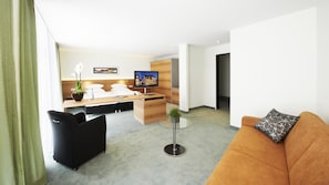 In-room safe, desk, soundproofing, iron/ironing board - Hirsch Hotel (Ostfildern)