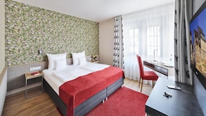 Zimmersafe, Schreibtisch, schallisolierte Zimmer, Bügeleisen/Bügelbrett