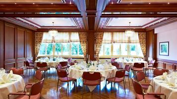 Se sirven comidas, cenas y cocina mediterránea