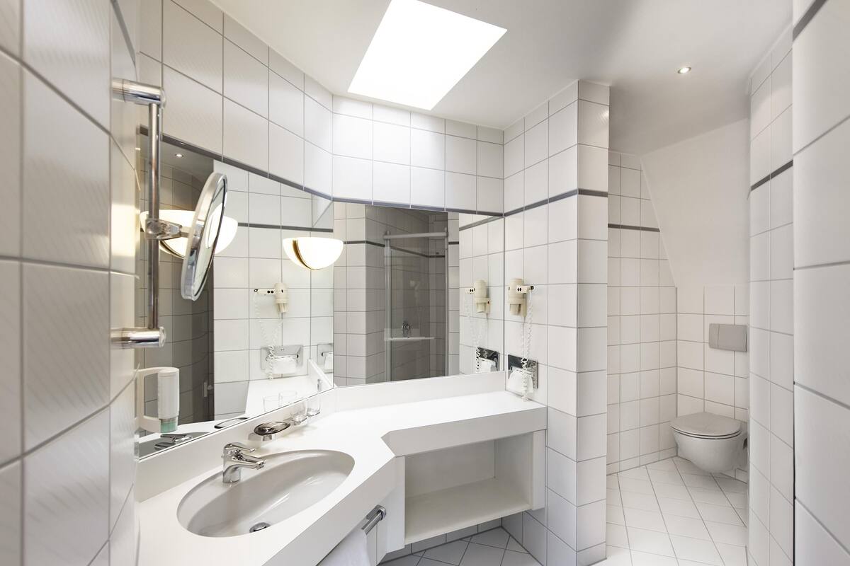 junior suite (superior) | bathroom | shower, free toiletries, hair dryer, towels