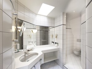 Junior suite (Superior) | Badkamer | Een douche, gratis toiletartikelen, een haardroger, handdoeken