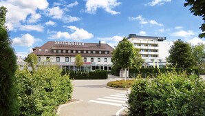 Un hotel con un restaurante llamado "Seligweide" al frente.