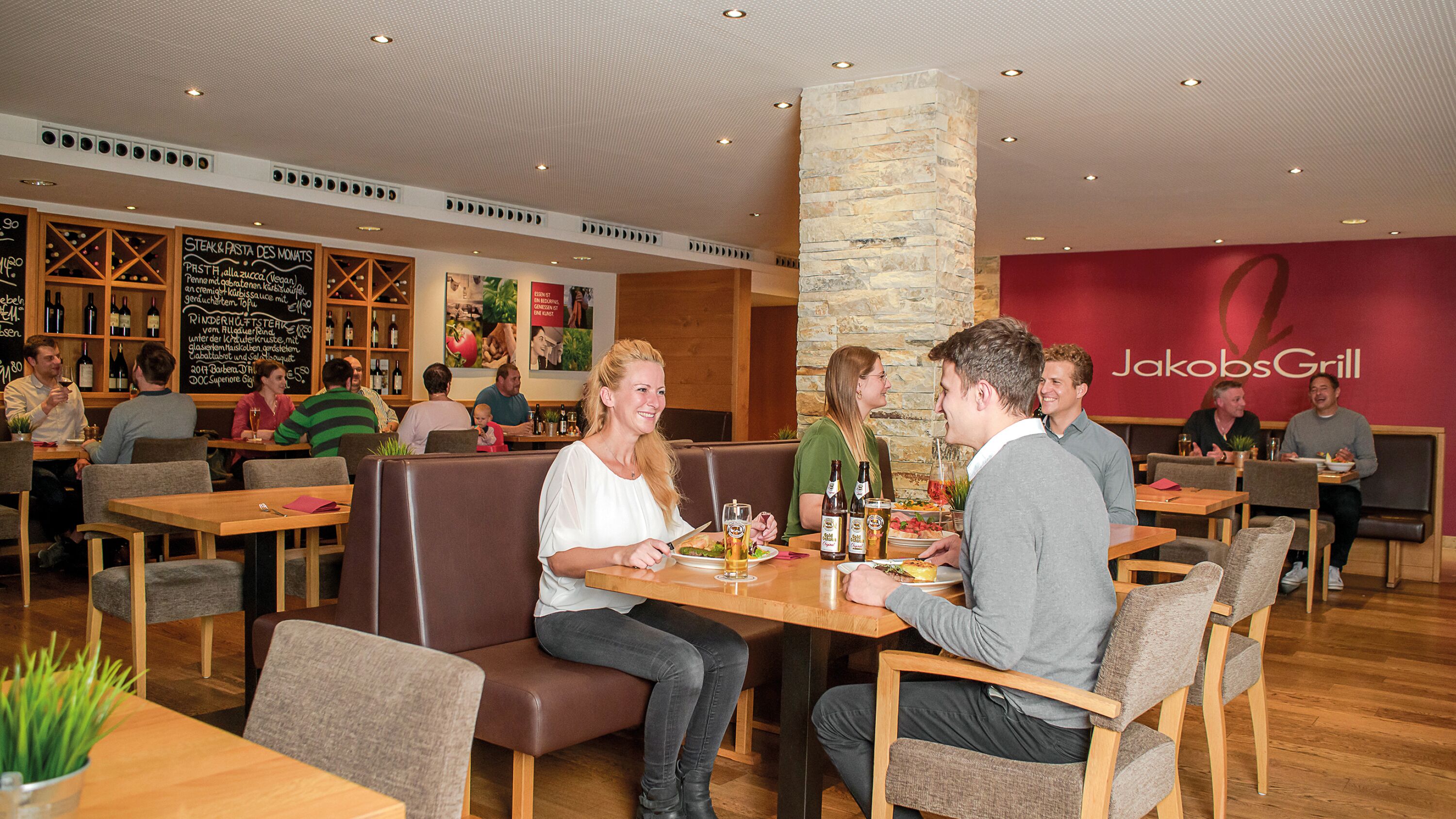 4 Restaurants; Mittagessen und Abendessen werden serviert