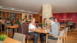 4 restaurants servant le déjeuner et le dîner