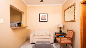 Suite, 2 slaapkamers | Woonruimte | Televisie