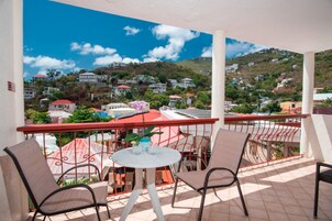 Habitación superior, 2 camas dobles, balcón, vistas a la colina | Balcón