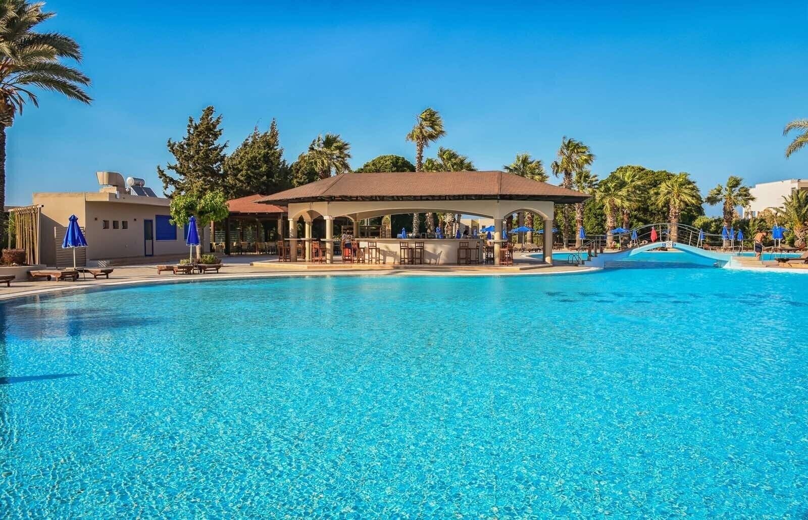 2 buitenzwembaden, parasols voor strand/zwembad