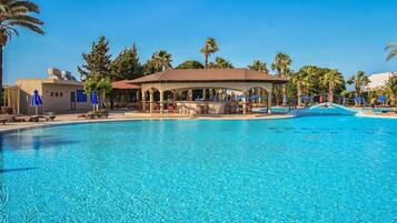 2 buitenzwembaden, parasols voor strand/zwembad