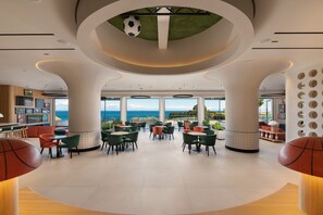 2 bars, bar en bord de piscine