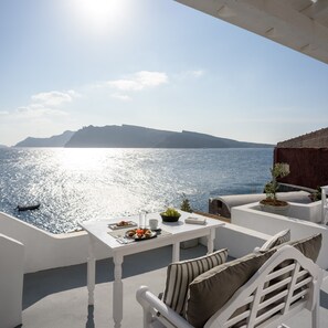 Outdoor dining - Amoudi Villas (Santorini)