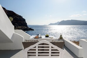 Outdoor dining - Amoudi Villas (Santorini)