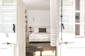2 bedrooms, premium bedding, in-room safe, soundproofing