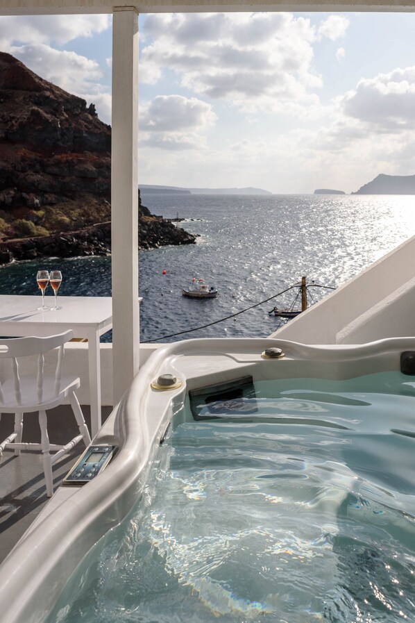 Two Bedroom Suite, Sea View & Hot Tub | Boblebad