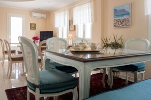 Lobby sitting area - Villa Renos (Santorini)