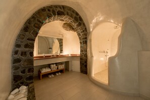 Grand-Suite | Badezimmer | Umweltfreundliche Kosmetikartikel, Haartrockner, Bademäntel, Hausschuhe