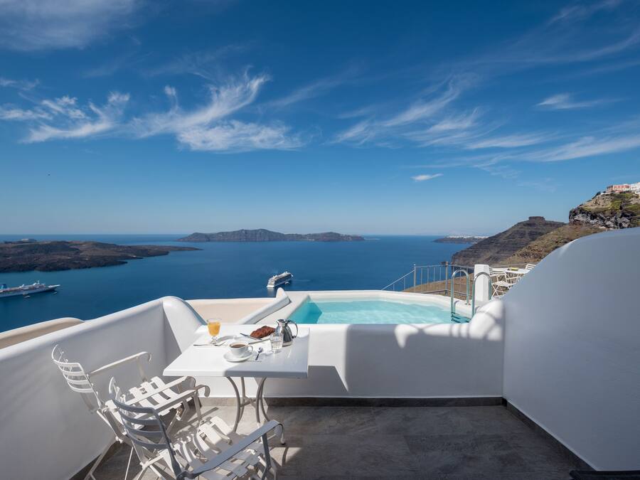 Piscine extérieure, parasols de plage, chaises longues